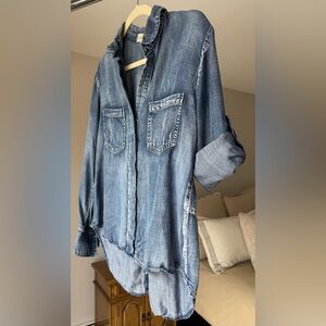 Cloth & Stone Chambray Shirt in Denim (size M)